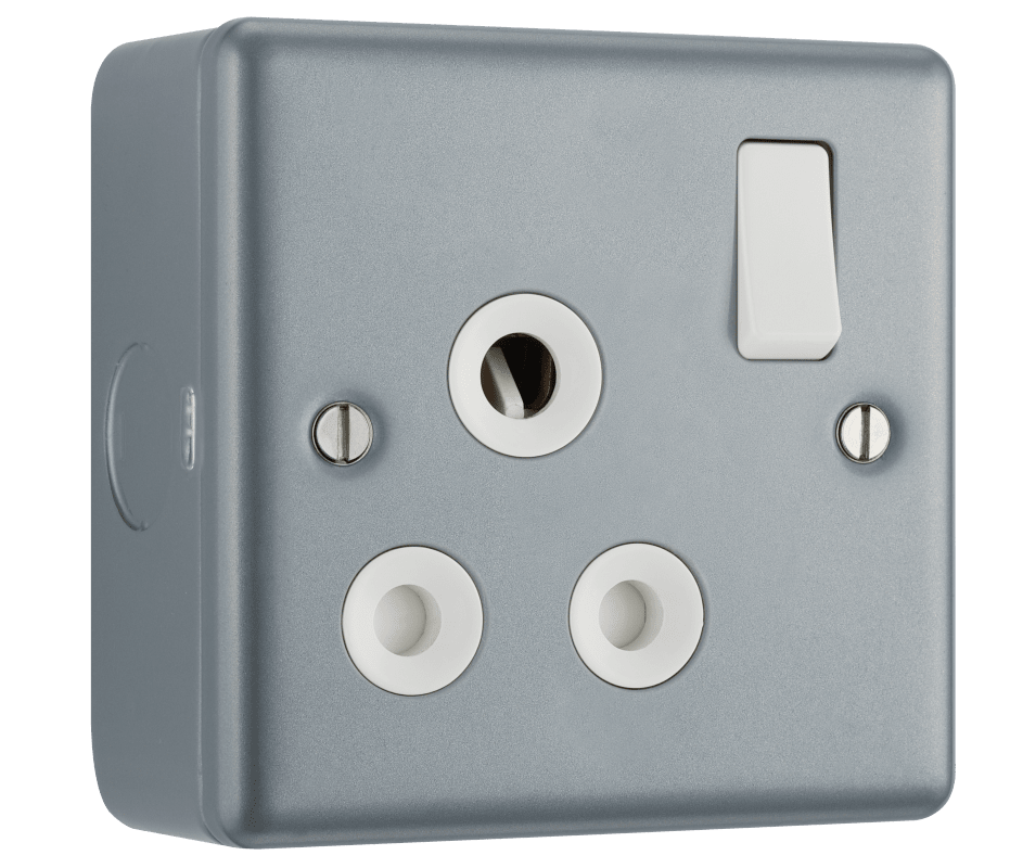 BG Metal Clad 15A, single, switched, round pin - MC599-01